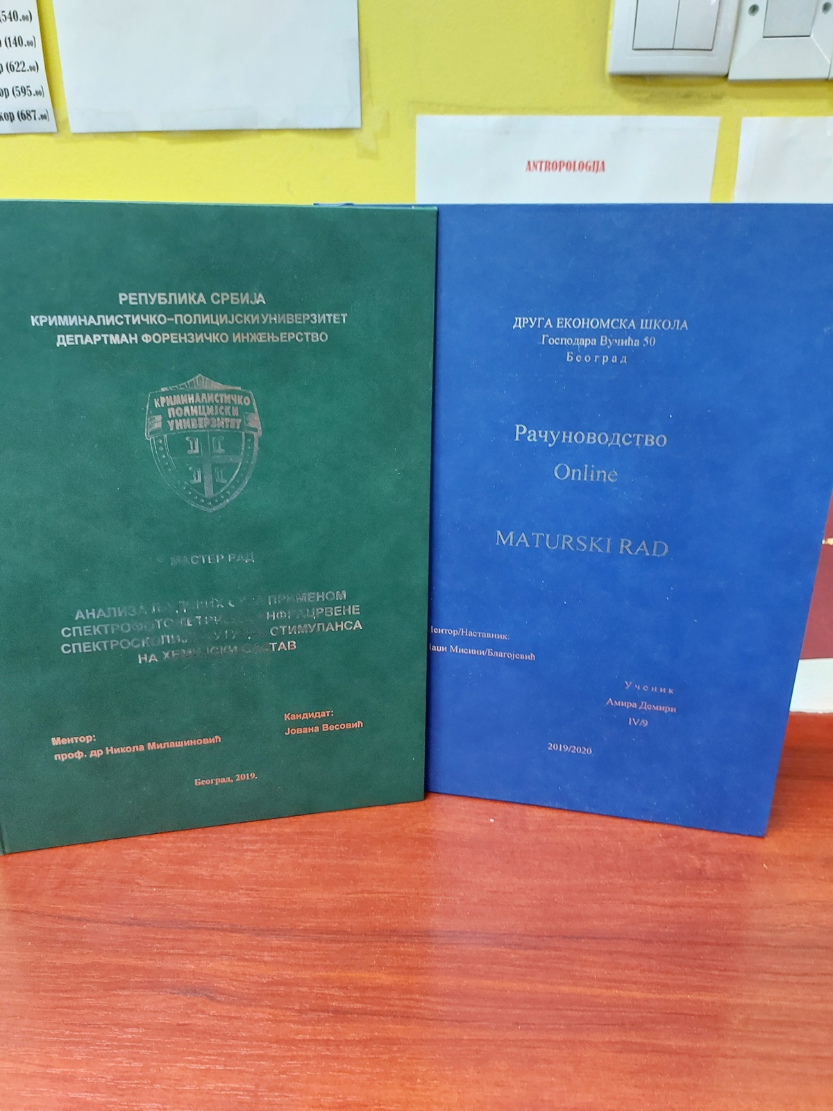 Zelena i svetlo plava